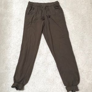Similar to bag pants but also joggers